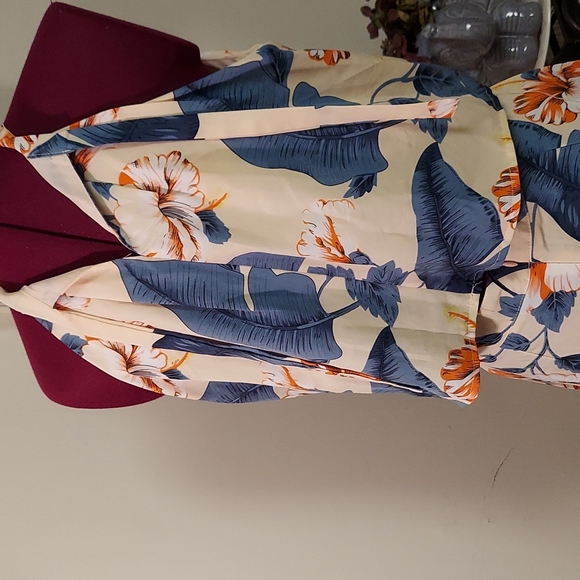 Off Shoulder Tropical Top & Wrap Hem Shorts, size S - Picture 7 of 17
